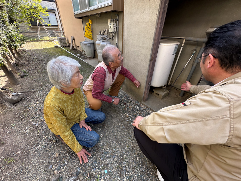 老夫婦に説明する男性