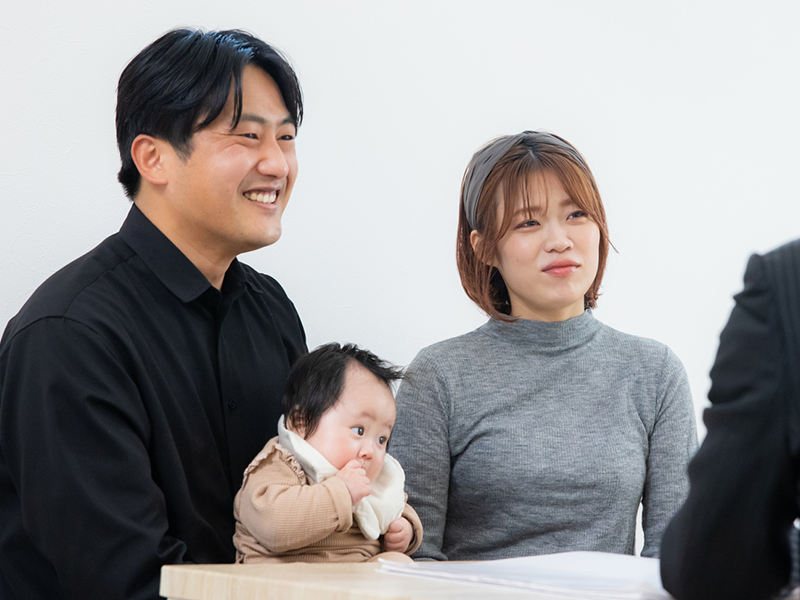説明を聞く若い夫婦