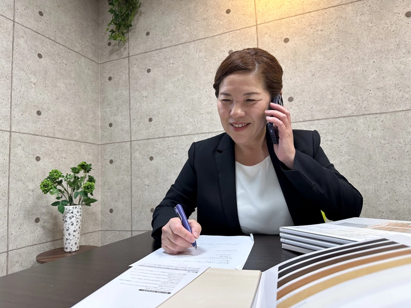 電話応対する女性