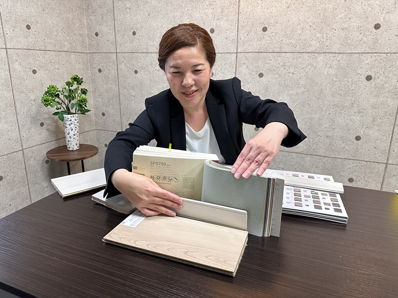 説明する女性