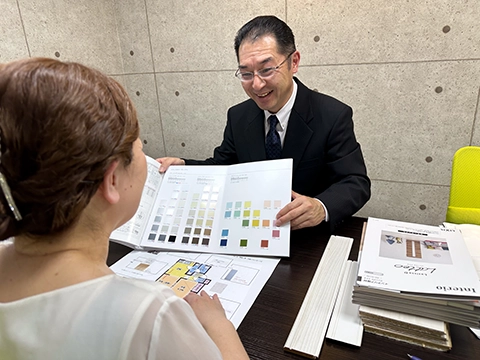 説明する男性