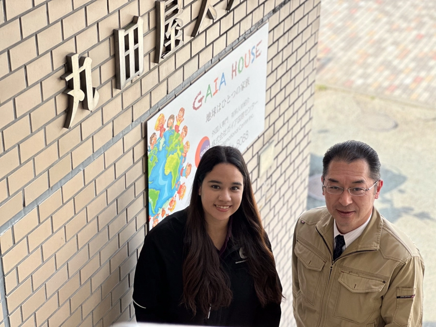 若い女性と並ぶ工事関係者