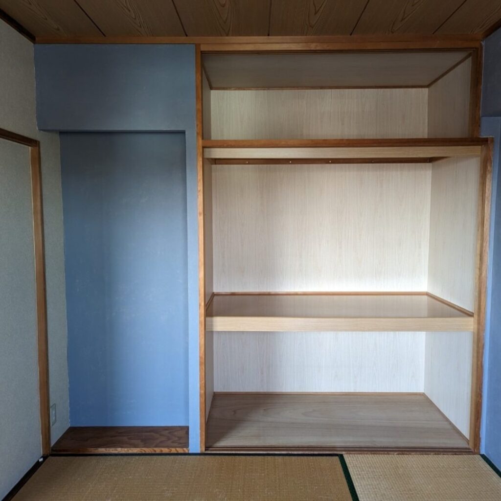 青い壁の和室