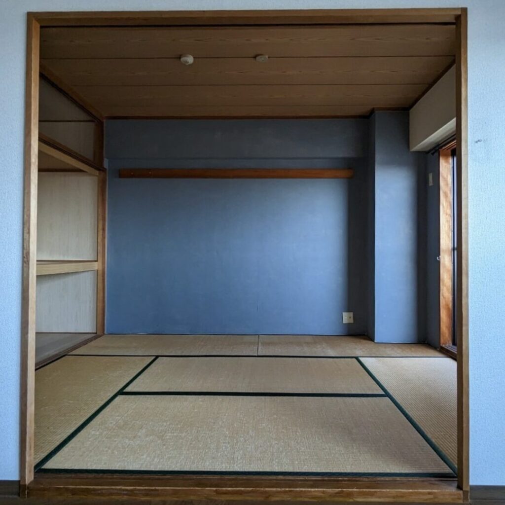 青い壁の和室