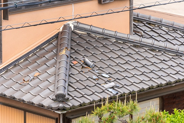 屋根が壊れた家