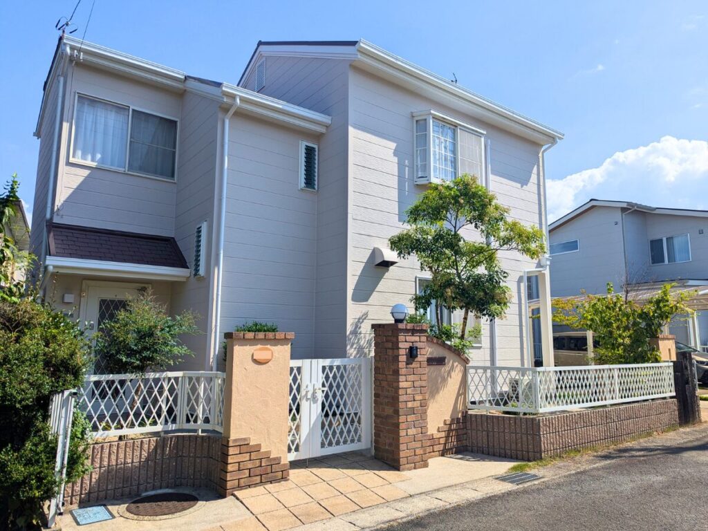 外壁・屋根塗装後の白い2階建ての家